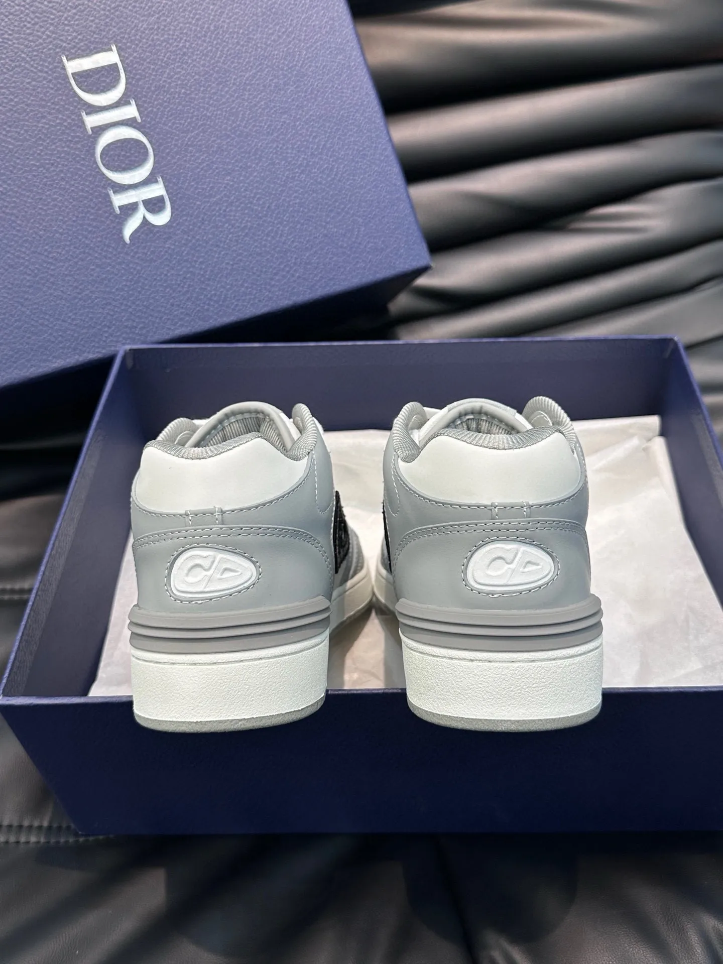 Ex-factory price: 440💰DIOB57 mid-top sneakers are shipped. This B57 mid-top sneaker is a new product in the 2024 spring men's wear series. It reinterprets the basketball shoe design and has become a classic item of Dior. Mid-top lace-up style crafted from color-blocked cow leather with contrasting suede and a CD logo displayed on the side. The tongue is decorated with the Dior B57 logo, and various distinctive details enhance the style. The CD logo eyelet details, upper stitching and rubber panels highlight the dynamic charm of its sports style. With two-color rubber sole, mesh fabric lining and cotton lining for foot padding, the upper foot is comfortable and breathable. Can be paired with a variety of clothing to create a sophisticated look. Code 38-44, (45 can be customized)